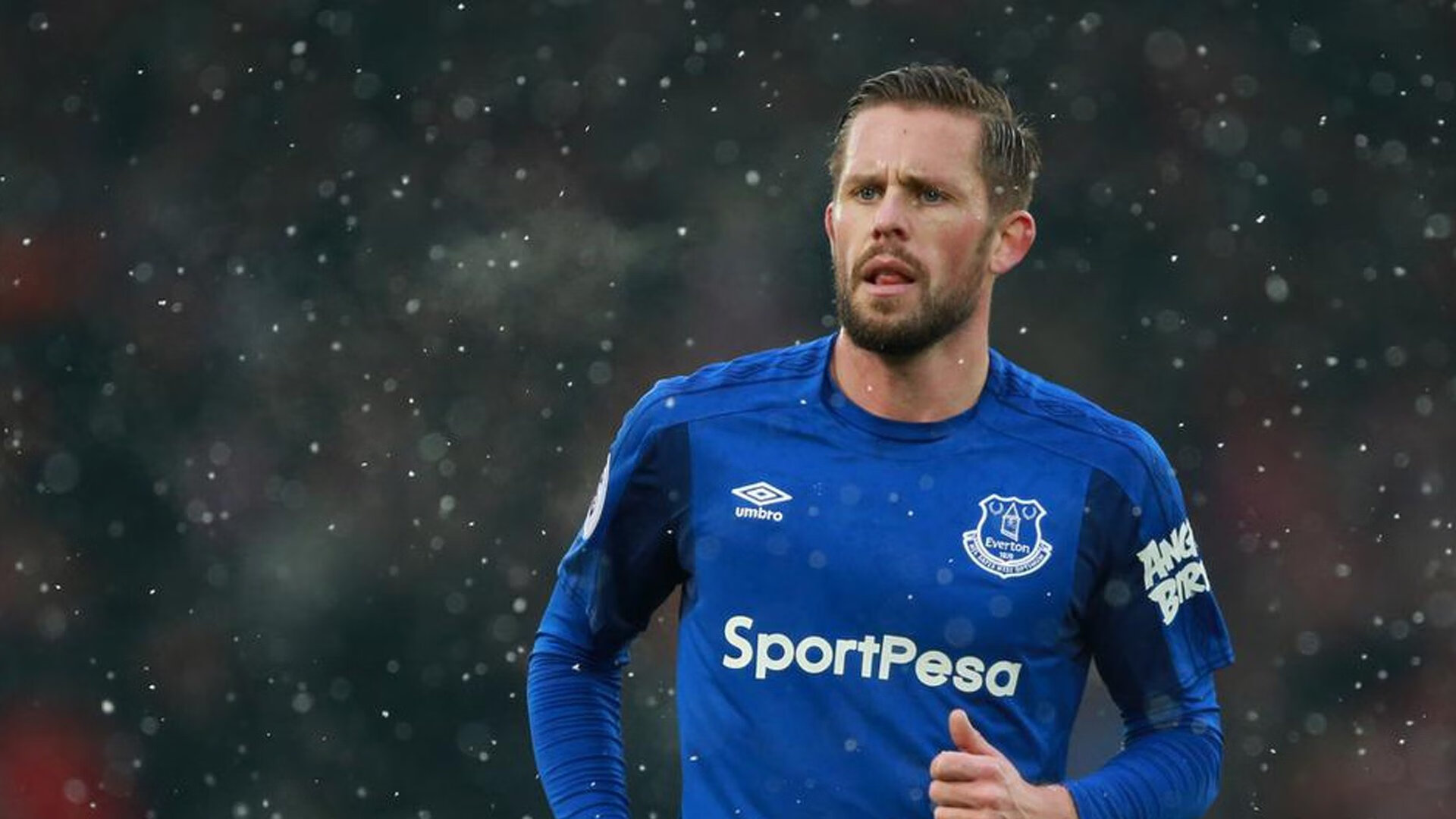 《战火再燃：热门手游电竞大赛火爆开启》，战火再次燃起