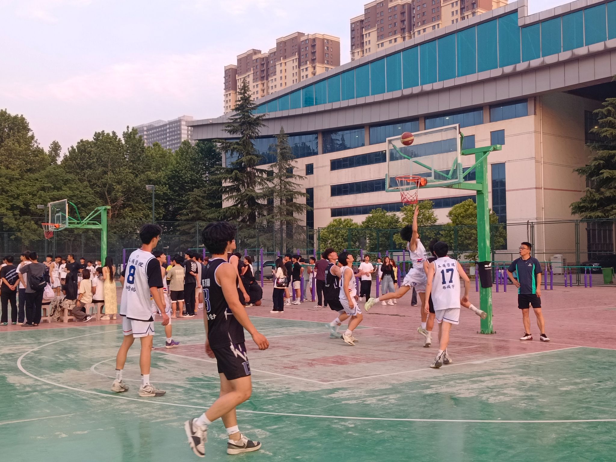 九游欢乐平台：校园篮球特色学校建设，培养学生篮球兴趣的简单介绍