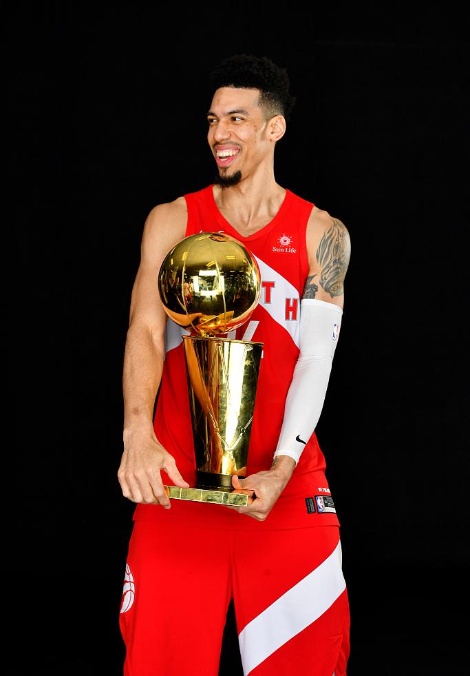 九游欢乐官方网站:足协杯决赛：强队胜出，捧起冠军奖杯，实现赛季目标