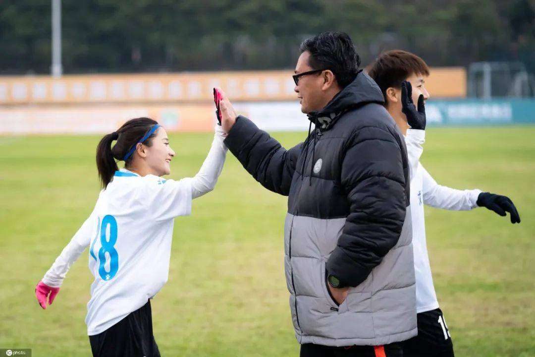 九游欢乐官方网站:足协杯决赛：强队胜出，捧起冠军奖杯，实现赛季目标