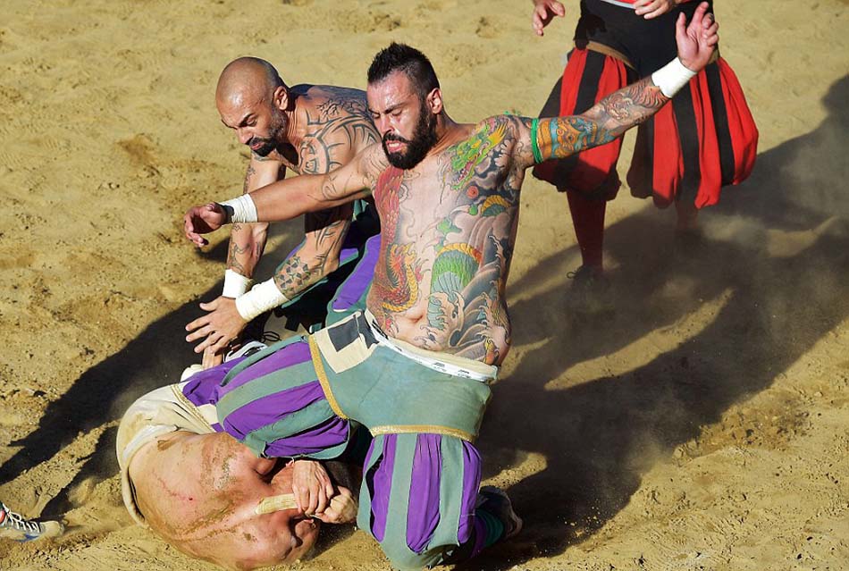 九游娱乐:足球流氓再现，球场暴力何时休？的简单介绍